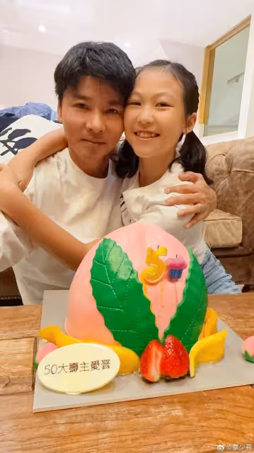 蔡少芬見證女兒小學畢業!母女開心同框,包子身高出眾長得像媽媽
