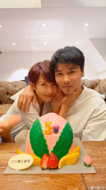 蔡少芬見證女兒小學畢業!母女開心同框,包子身高出眾長得像媽媽