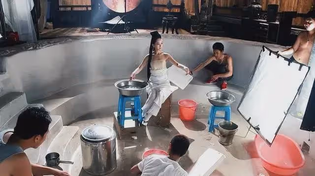 終於明白有些鏡頭為啥只有特寫!下半身有多尷尬,只有導演知道