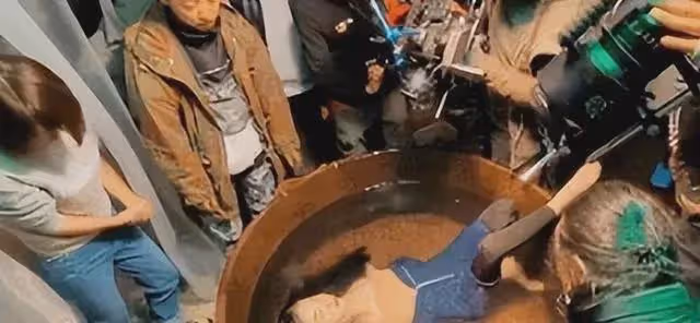 終於明白有些鏡頭為啥只有特寫!下半身有多尷尬,只有導演知道