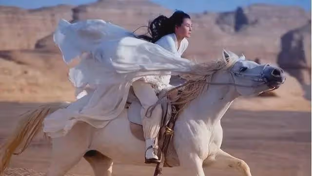 終於明白有些鏡頭為啥只有特寫!下半身有多尷尬,只有導演知道
