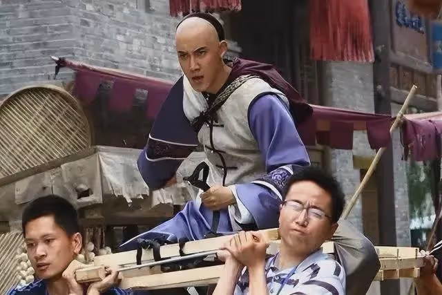 終於明白有些鏡頭為啥只有特寫!下半身有多尷尬,只有導演知道