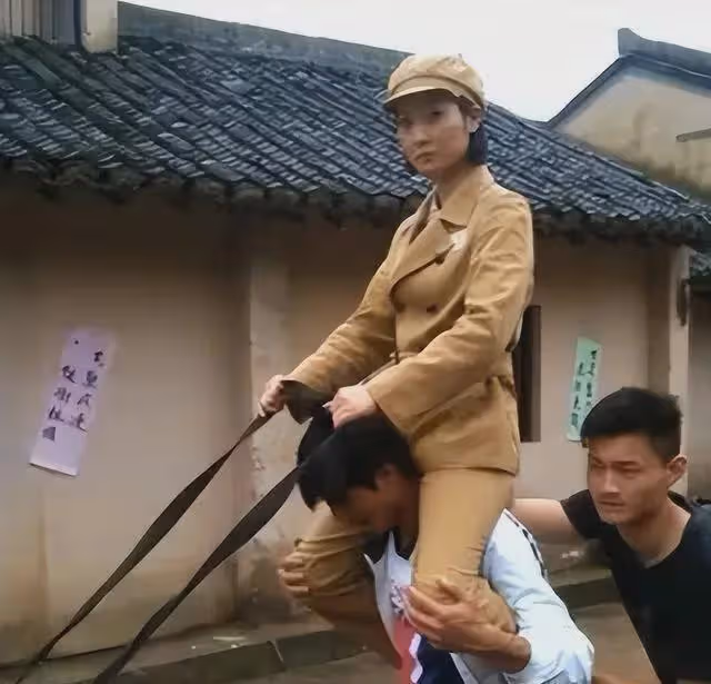 終於明白有些鏡頭為啥只有特寫!下半身有多尷尬,只有導演知道