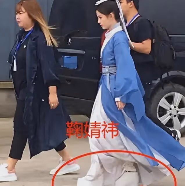終於明白有些鏡頭為啥只有特寫!下半身有多尷尬,只有導演知道