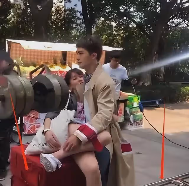 終於明白有些鏡頭為啥只有特寫!下半身有多尷尬,只有導演知道