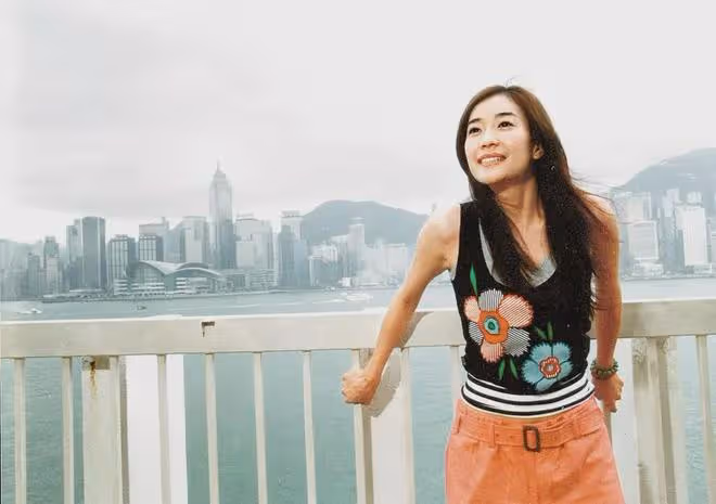 她港大畢業影視歌三棲,嫁香港區議員住豪宅生4女,48歲身材傲人