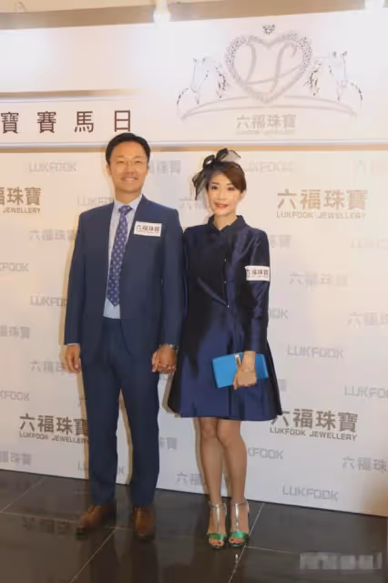 她港大畢業影視歌三棲,嫁香港區議員住豪宅生4女,48歲身材傲人
