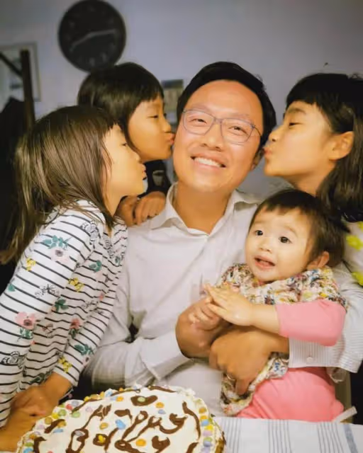 她港大畢業影視歌三棲,嫁香港區議員住豪宅生4女,48歲身材傲人