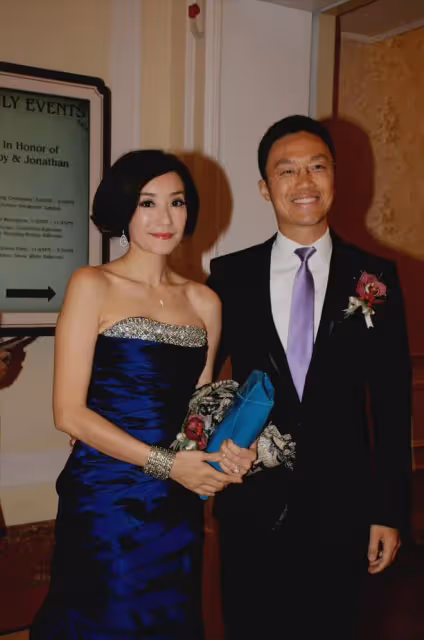 她港大畢業影視歌三棲,嫁香港區議員住豪宅生4女,48歲身材傲人