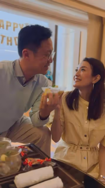 她港大畢業影視歌三棲,嫁香港區議員住豪宅生4女,48歲身材傲人