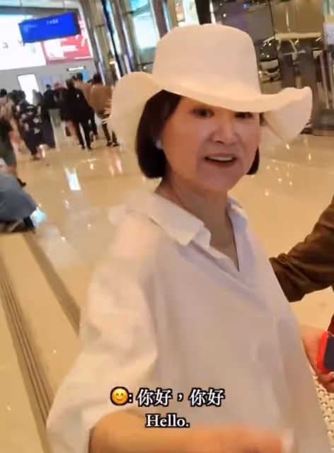 69歲林青霞被偶遇,素顏狀態顯衰老,主動握手親和力非常好