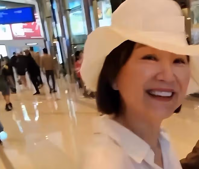 69歲林青霞被偶遇,素顏狀態顯衰老,主動握手親和力非常好