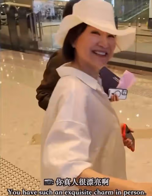 69歲林青霞被偶遇,素顏狀態顯衰老,主動握手親和力非常好