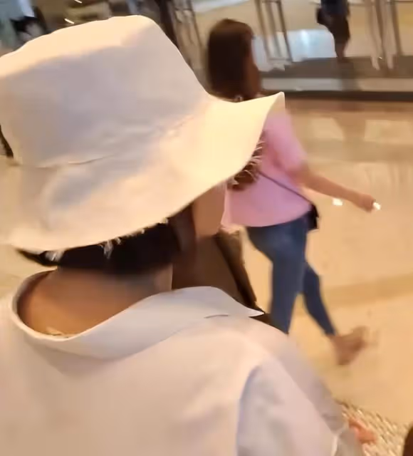 69歲林青霞被偶遇,素顏狀態顯衰老,主動握手親和力非常好