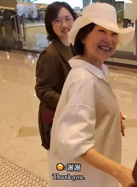 69歲林青霞被偶遇,素顏狀態顯衰老,主動握手親和力非常好