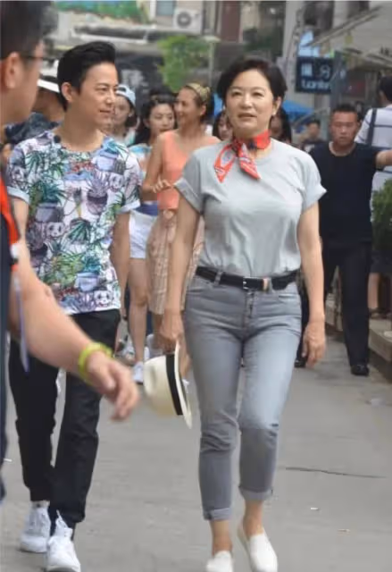 69歲林青霞被偶遇,素顏狀態顯衰老,主動握手親和力非常好