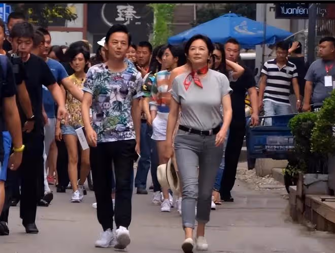69歲林青霞被偶遇，素顏狀態顯衰老，主動握手親和力非常好