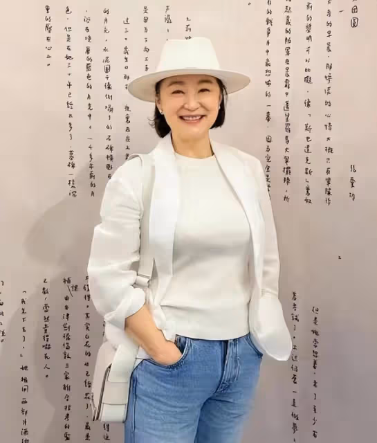 69歲林青霞被偶遇，素顏狀態顯衰老，主動握手親和力非常好