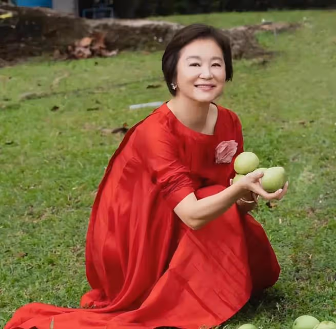 69歲林青霞被偶遇，素顏狀態顯衰老，主動握手親和力非常好