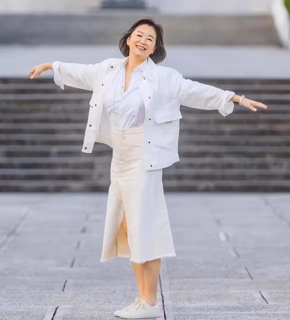 69歲林青霞被偶遇，素顏狀態顯衰老，主動握手親和力非常好