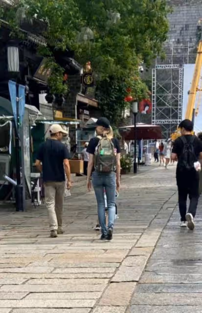撒貝寧一家游南京,女兒穿漢服更受寵,李白腰線比老公高長腿搶鏡