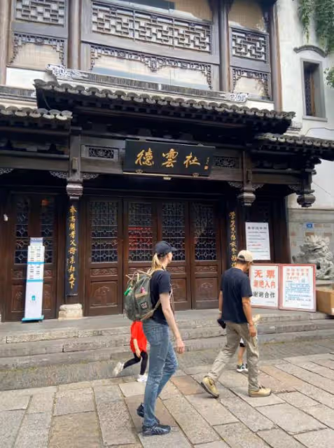 撒貝寧一家游南京,女兒穿漢服更受寵,李白腰線比老公高長腿搶鏡