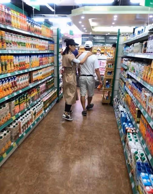 劉濤夫婦逛街被偶遇，老公發福厲害全程手插兜，她打扮樸實接地氣