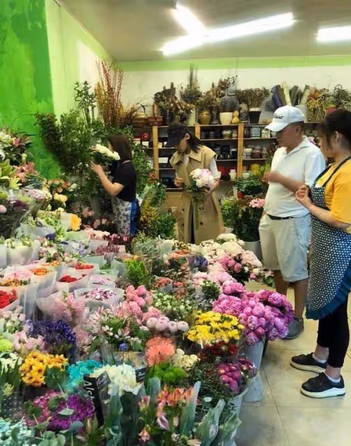 劉濤夫婦逛街被偶遇，老公發福厲害全程手插兜，她打扮樸實接地氣