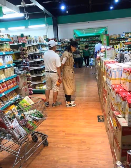 劉濤夫婦逛街被偶遇，老公發福厲害全程手插兜，她打扮樸實接地氣