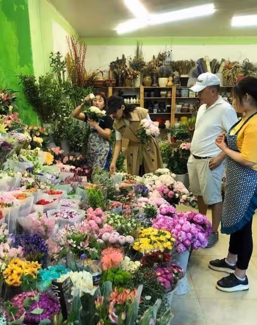 劉濤夫婦逛街被偶遇,老公發福厲害全程手插兜,她打扮樸實接地氣