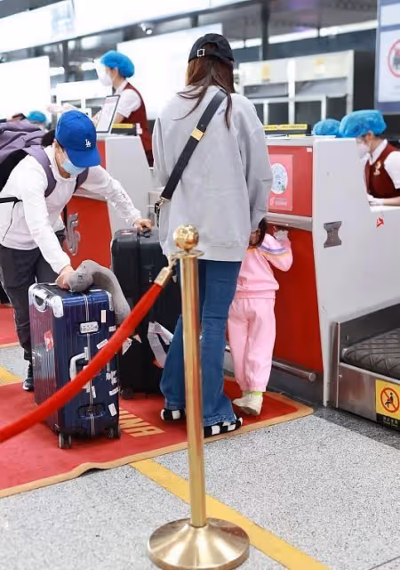 穎兒罕帶女兒走機場，4歲女兒單眼皮像爸超拽，她瘦太狠變骨頭人