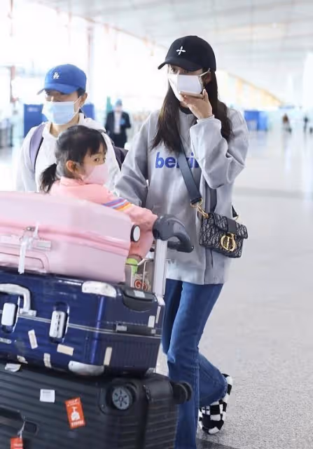 穎兒罕帶女兒走機場，4歲女兒單眼皮像爸超拽，她瘦太狠變骨頭人