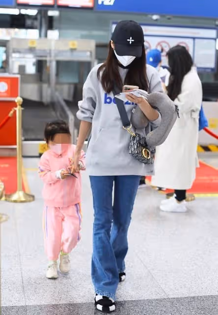 穎兒罕帶女兒走機場，4歲女兒單眼皮像爸超拽，她瘦太狠變骨頭人