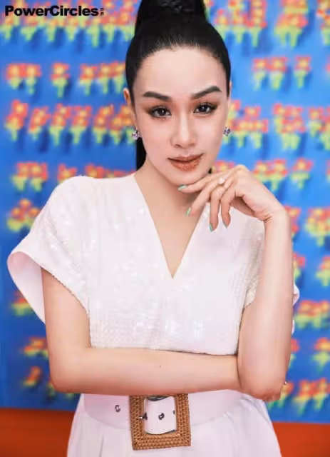 終於不用做陪襯！鍾麗緹娘仨拍雜誌，二女兒相貌大變太有主角臉