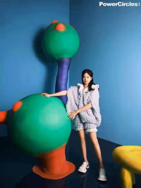 終於不用做陪襯!鍾麗緹娘仨拍雜誌,二女兒相貌大變太有主角臉