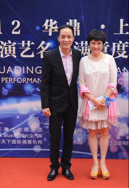 馮遠征大8歲老婆扮嫩有一套，娃娃裙配妹妹頭，67歲奶奶卻像50歲