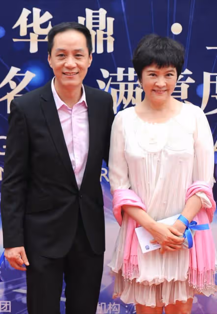 馮遠征大8歲老婆扮嫩有一套，娃娃裙配妹妹頭，67歲奶奶卻像50歲