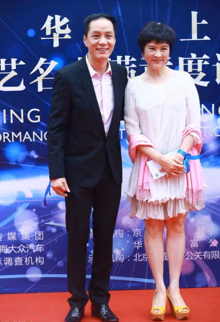 馮遠征大8歲老婆扮嫩有一套，娃娃裙配妹妹頭，67歲奶奶卻像50歲