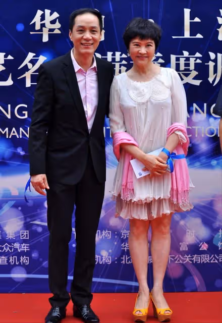 馮遠征大8歲老婆扮嫩有一套，娃娃裙配妹妹頭，67歲奶奶卻像50歲