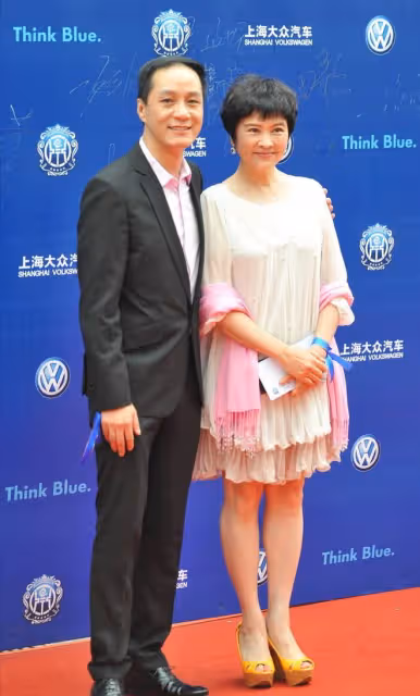 馮遠征大8歲老婆扮嫩有一套,娃娃裙配妹妹頭,67歲奶奶卻像50歲