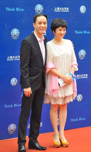 馮遠征大8歲老婆扮嫩有一套,娃娃裙配妹妹頭,67歲奶奶卻像50歲