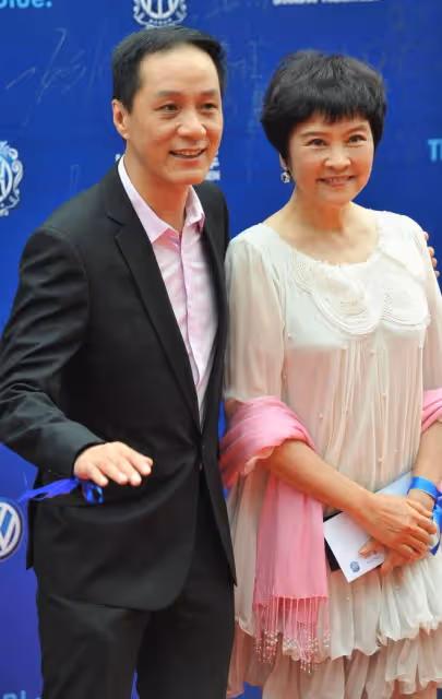 馮遠征大8歲老婆扮嫩有一套,娃娃裙配妹妹頭,67歲奶奶卻像50歲