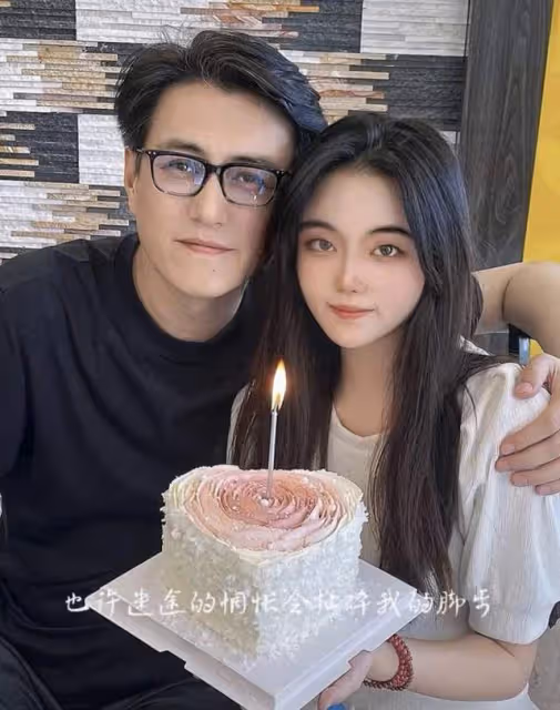 靳東和家人聚會，親妹妹和他共用一張臉，外甥女芭比五官更精緻