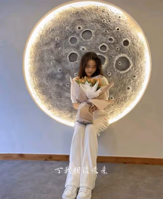 靳東和家人聚會，親妹妹和他共用一張臉，外甥女芭比五官更精緻