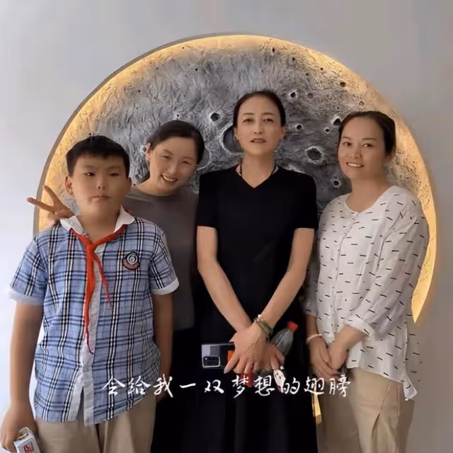 靳東和家人聚會，親妹妹和他共用一張臉，外甥女芭比五官更精緻