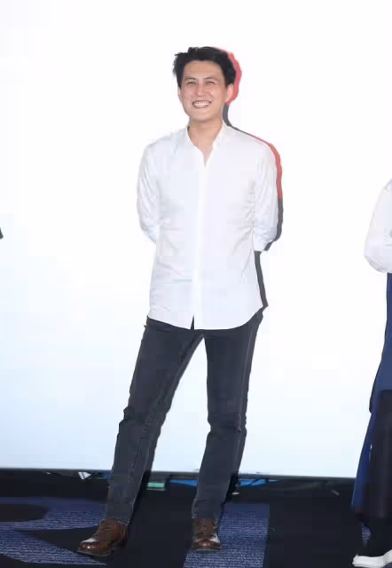靳東和家人聚會,親妹妹和他共用一張臉,外甥女芭比五官更精緻