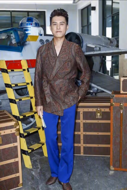 靳東和家人聚會,親妹妹和他共用一張臉,外甥女芭比五官更精緻