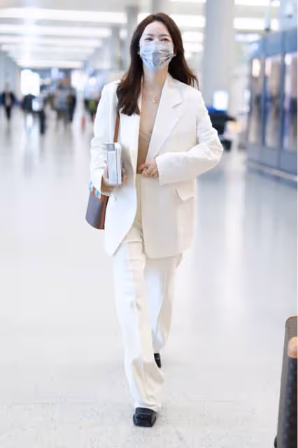 蔡文靜年紀不是很大，可穿白色西裝挺有「霸道女總裁」樣，太颯了