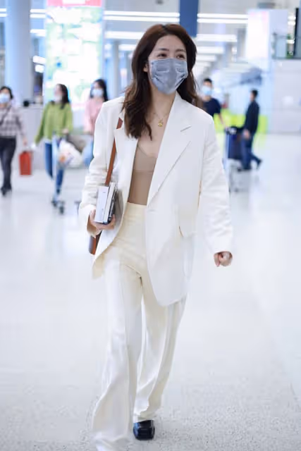 蔡文靜年紀不是很大,可穿白色西裝挺有「霸道女總裁」樣,太颯了
