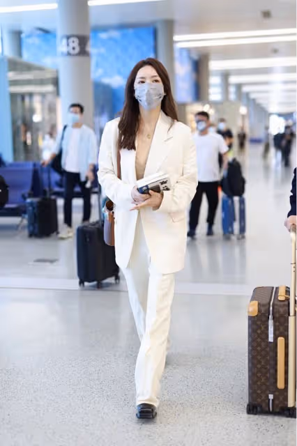 蔡文靜年紀不是很大,可穿白色西裝挺有「霸道女總裁」樣,太颯了
